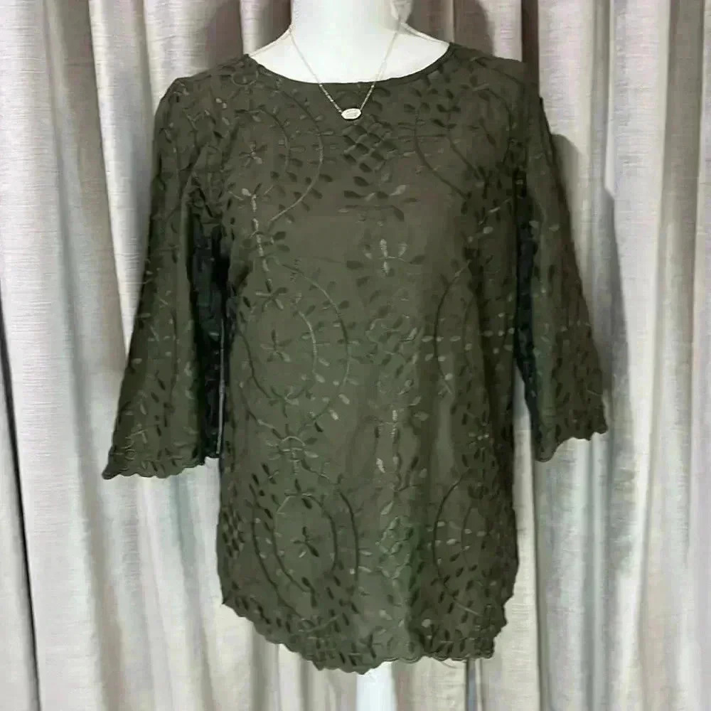 CHICOS SIZE 0 (SMALL) LEAF EMBOSSED GREEN BLOUSE